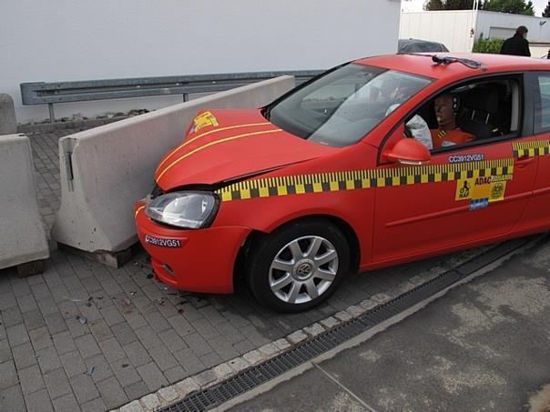 Das Auto nach dem zweiten Crash. Es landet an einer Betonbarriere. Die Multikollisionsbremse verhindert oder mindert die Folgen eines Zweit-Crashs. 